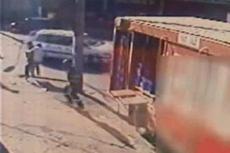 Vítima derrubou o assaltante no meio da rua Vítima derrubou o assaltante no meio da rua