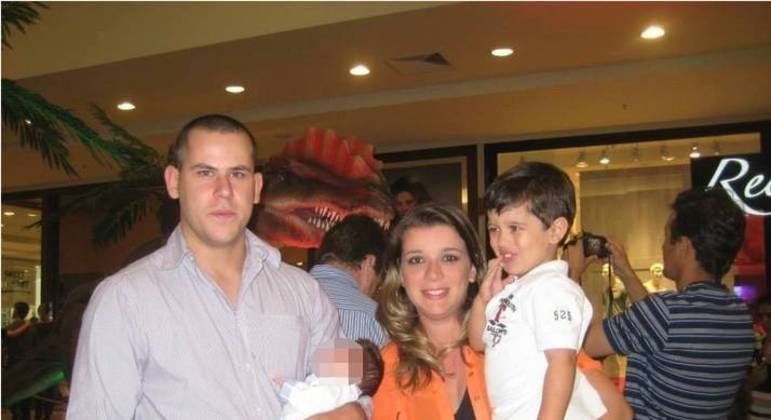 Guilherme Longo (esq)., padrasto, em foto com Natália Ponte (centro), mãe do menino Joaquim