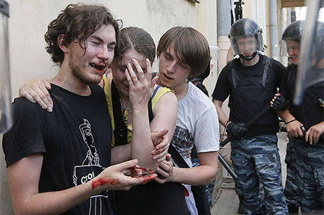 Na Rússia, os gays ainda enfrentam grandes demonstrações de intolerância, como os jovens que apanharam durante manifestação anti-gay em 2013
