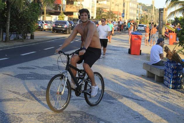 Sem Camisa Ex Bbb André Martinelli Mostra Dobrinhas No Abdômen Fotos R7 Famosos E Tv