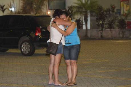 Mulheres choram após serem vítimas de arrastão em hospital Mulheres choram após serem vítimas de arrastão em hospital