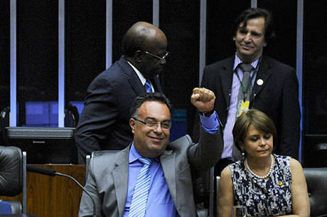 Ex-deputado André Vargas (com punho levantado) foi condenado pelo crime de lavagem de dinheiro no âmbito da Lava Jato Ex-deputado André Vargas (com punho levantado) foi condenado pelo crime de lavagem de dinheiro no âmbito da Lava Jato