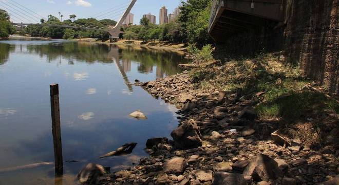 Rio Piracicaba está poluído e com nível de água 30% abaixo da média