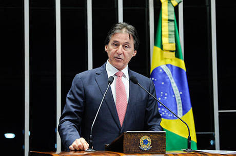Eunicio Oliveira negou que senado não esteja cumprindo decisão do STF de afastar Aécio Neves do mandato