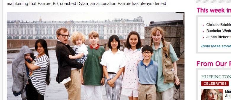 Woody Allen segura Dylan Farrow no colo equanto Moses sorri (de óculos) na frente de Mia Farrow