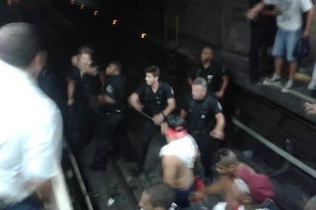 Usuários invadiram a linha e houve conflito com seguranças Usuários invadiram a linha e houve conflito com seguranças