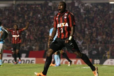 Flamengo vence Sporting Cristal e avança em primeiro na Libertadores