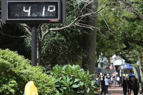Desidratação é a principal consequência do calor excessivo Desidratação é a principal consequência do calor excessivo