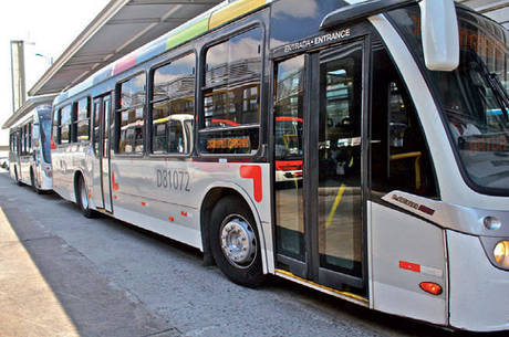 Depois de não haver reajuste em 2013, ônibus custarão R$ 3 no Rio Depois de não haver reajuste em 2013, ônibus custarão R$ 3 no Rio
