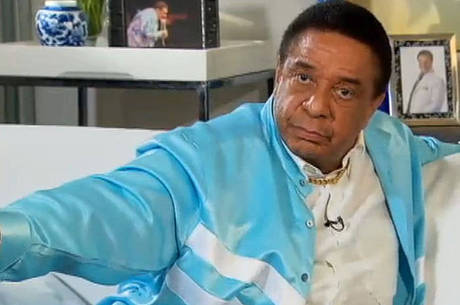 Agnaldo Timóteo diz a jornal que vai ajudar no casamento da amiga Agnaldo Timóteo diz a jornal que vai ajudar no casamento da amiga