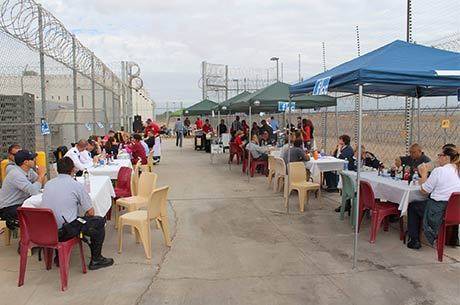 Presidiários participam de festa em prisão da CCA em Florence, no Arizona Presidiários participam de festa em prisão da CCA em Florence, no Arizona