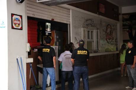 Agentes estão autorizados a fechar bares, multar e apreender carros de som ligados nas ruas Agentes estão autorizados a fechar bares, multar e apreender carros de som ligados nas ruas