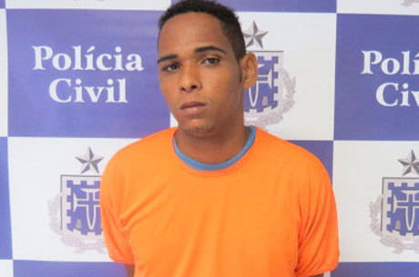 Santos é um dos 11 traficantes que participaram do tiroteio Santos é um dos 11 traficantes que participaram do tiroteio