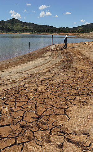 Solo continua seco na represa Jaguari do Sistema Cantareira, em Bragança Paulista