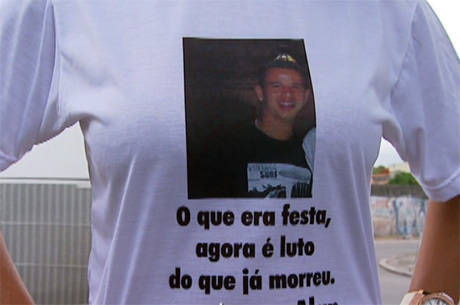 Em protesto, os parentes usaram camisas em homenagem às vítimas Em protesto, os parentes usaram camisas em homenagem às vítimas
