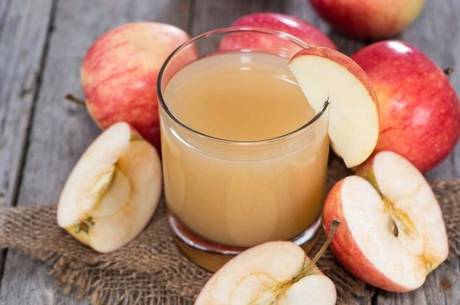 Especialista diz que suco de maçã com salsão é um ótimo remédio caseiro para emagrecer Especialista diz que suco de maçã com salsão é um ótimo remédio caseiro para emagrecer