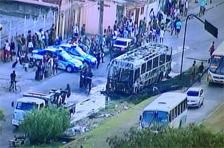 O ônibus foi completamente destruído pelas chamas O ônibus foi completamente destruído pelas chamas
