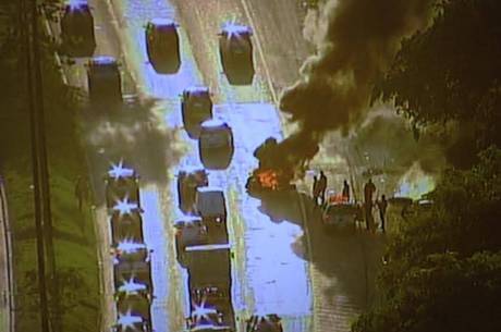 Traficantes também colocaram fogo em uma barricada na av. Brasil Traficantes também colocaram fogo em uma barricada na av. Brasil