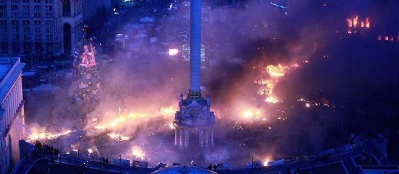 Praça da Independência, em Kiev, virou um campo de batalha entre manifestantes e policiais
 