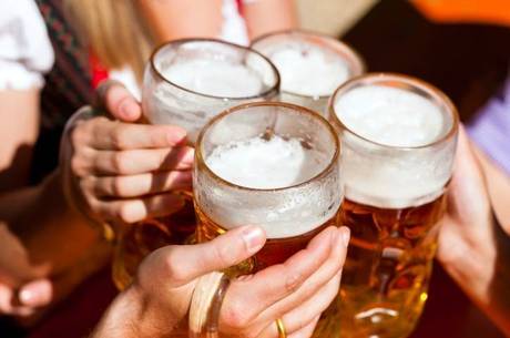 Álcool provoca hipertensão, além de vários problemas no sistema nervoso central e gastrointestinal Álcool provoca hipertensão, além de vários problemas no sistema nervoso central e gastrointestinal