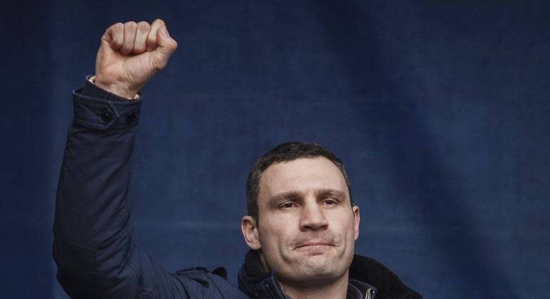 Vitali Klitschko, ex-campeão mundial de boxe e atual prefeito de Kiev, organiza a defesa da cidade