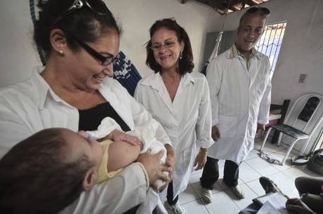Na periferia de Salvador (BA), as equipes estão completas, mas os postos são precários e os pacientes são atendidos em uma igreja