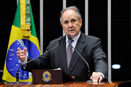 Senador Cristovam Buarque (PDT-DF) vai analisar proposta de legalização da maconha antes de sugerir projeto de lei no Congresso Senador Cristovam Buarque (PDT-DF) vai analisar proposta de legalização da maconha antes de sugerir projeto de lei no Congresso