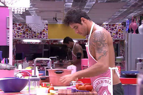 Atento, Diego cozinha em silêncio até que Marcelo e Slim se juntam a ele na cozinha