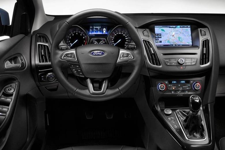 Por dentro, a Ford atualizou o painel do Focus, em especial o meio da peça, onde haviam muitos botões para operar a central multimídia Sync, desenvolvida em parceria com a Microsoft e que inclui a tela touchscreen no painelSaiba tudo sobre carros! Acesse R7.com/carros