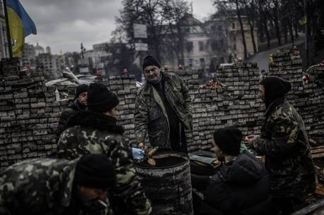Muitos manifestantes ucranianos permanecem acampados em Kiev Muitos manifestantes ucranianos permanecem acampados em Kiev
