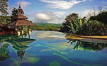 No hotel Anantara Golden Triangle Resort, na Tailândia, a piscina fica no ponto mais alto com vista para as regiões de Laos e Birmânia