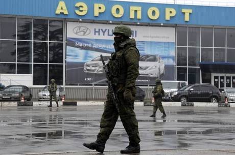 O aeroporto de Simferopol, na Crimeia, foi cercado por milícias locais
