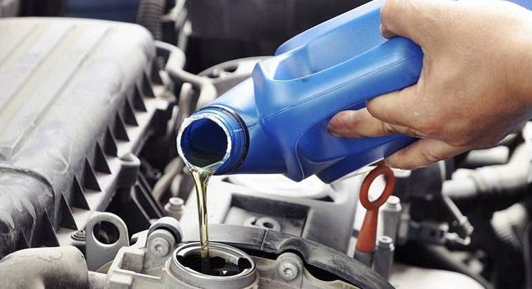 Carro pode usar óleo mineral, semissintético ou sintético Carro pode usar óleo mineral, semissintético ou sintético