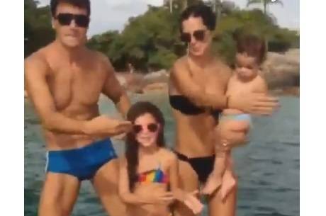 Rodrigo Faro dançou o Lepo Lepo ao lado de sua família
Rodrigo Faro dançou o Lepo Lepo ao lado de sua família