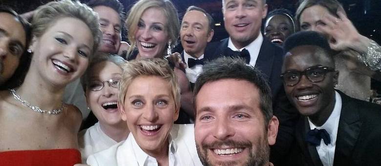 Os presentes na selfie tirada neste domingo (2) são: Jennifer Lawrence, Meryl Streep, Badley Cooper, Julia Roberts, Kevin Spacey, Jared Leto, Brad Pitt, Angelina Jolie, Lupina Nyong'o e seu irmão Os presentes na selfie tirada neste domingo (2) são: Jennifer Lawrence, Meryl Streep, Badley Cooper, Julia Roberts, Kevin Spacey, Jared Leto, Brad Pitt, Angelina Jolie, Lupina Nyong'o e seu irmão