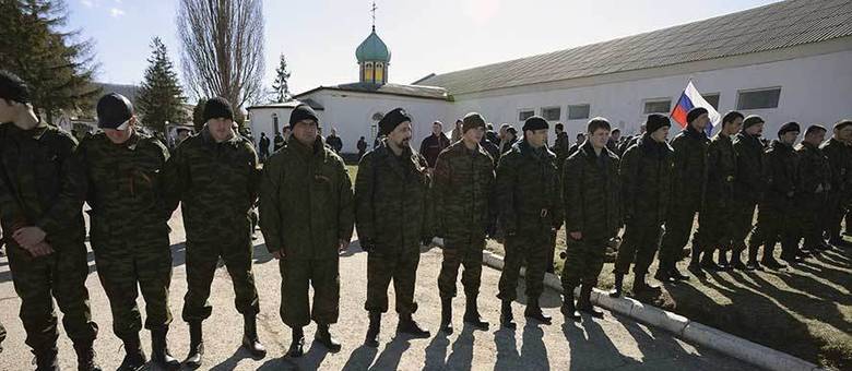 Tropas que desembarcaram na Crimeia seriam russas, por isso, o Ocidente acusa Moscou de ter "invadido a região"
Tropas que desembarcaram na Crimeia seriam russas, por isso, o Ocidente acusa Moscou de ter "invadido a região"