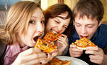 amigos comendo pizza