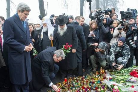O secretário americano de Estado, John Kerry, prestou homenagem às vítimas dos protestos em Kiev
