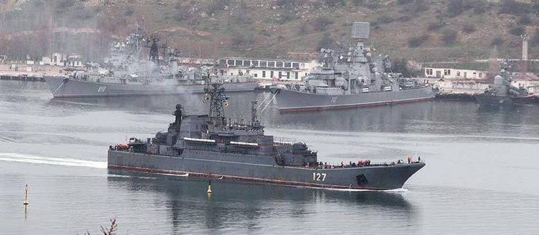 Segundo informações da Ucrânia, os navios russos estão no controle do canal 