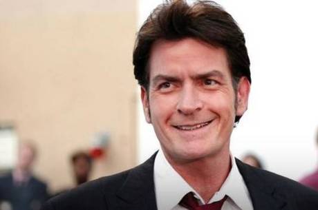 Charlie Sheen saiu de série ao se envolver em polêmicas