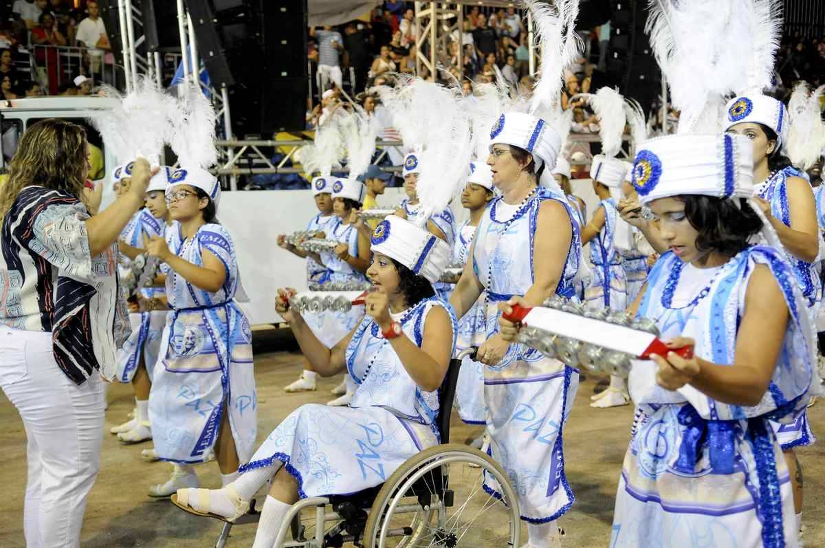 Escolas de samba de Brasília dão um show de alegria na avenida. Veja