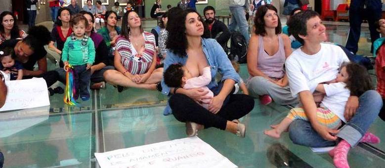 Mães reunidas em unidade do Sesc, em São Paulo, amamentando os filhos em protesto a proibição Mães reunidas em unidade do Sesc, em São Paulo, amamentando os filhos em protesto a proibição