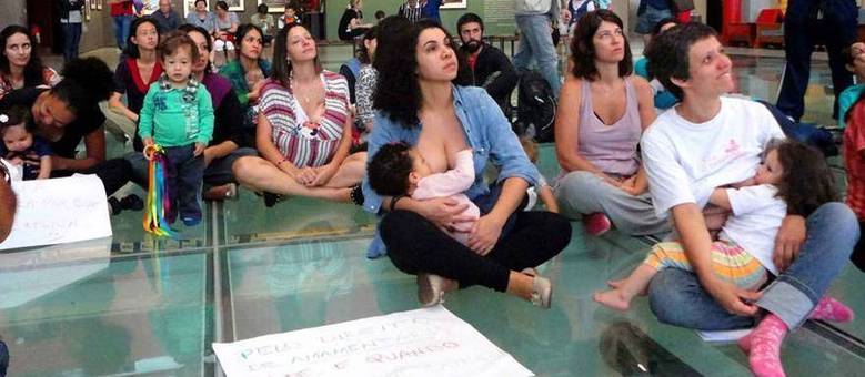Mães reunidas em unidade do Sesc, em São Paulo, amamentando os filhos em protesto a proibição