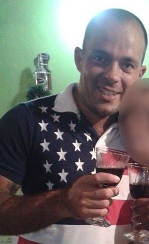 O soldado morreu com dois tiros no peito O soldado morreu com dois tiros no peito