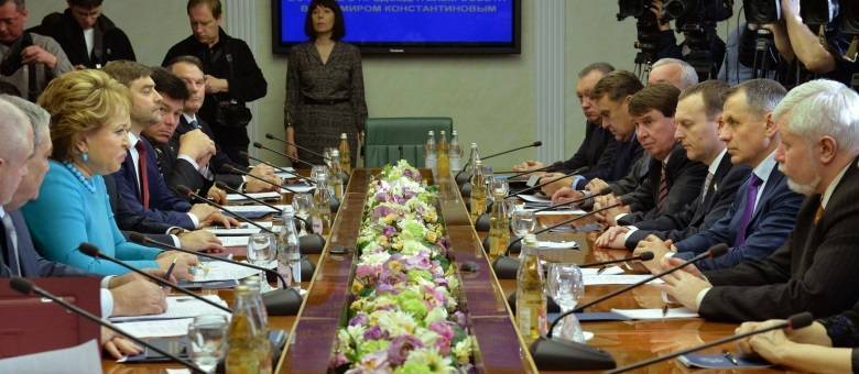 Membros do governo russo e do Parlamento autônomo da Crimeia se reuniram em Moscou nesta sexta-feira (7) Membros do governo russo e do Parlamento autônomo da Crimeia se reuniram em Moscou nesta sexta-feira (7)