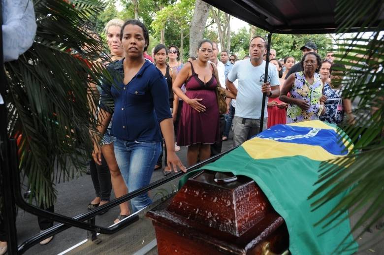 PM morto em tiroteio no Complexo do Alemão é enterrado no Rio