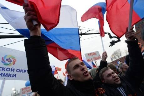 Frases como "A Crimeia é terra russa" ou "Crimeia, estamos com você" eram vistas em cartazes na manifestação
