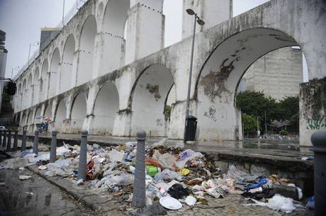 Chuva espalhou lixo acumulado pelo Rio de Janeiro