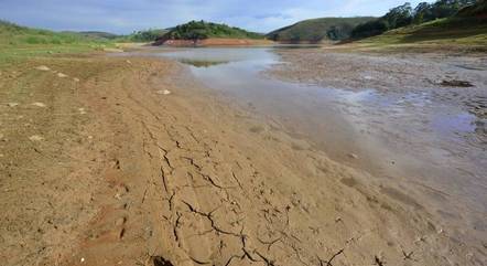 Reservatório do rio Jaguari (SP) na época de seca Reservatório do rio Jaguari (SP) na época de seca
