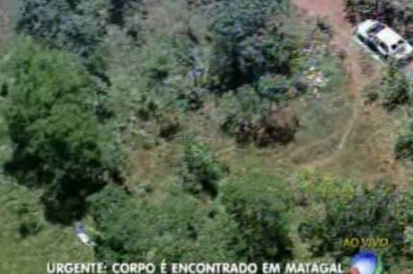 Corpo da vítima está a 15 metros do carro queimado, segundo a Polícia Militar do DF Corpo da vítima está a 15 metros do carro queimado, segundo a Polícia Militar do DF